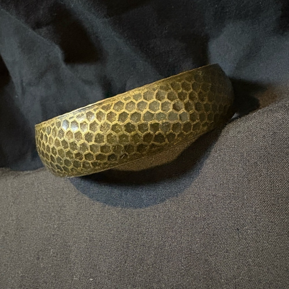 Elegant Gold Bracelet with Intricate Textures - Picture 4 of 11